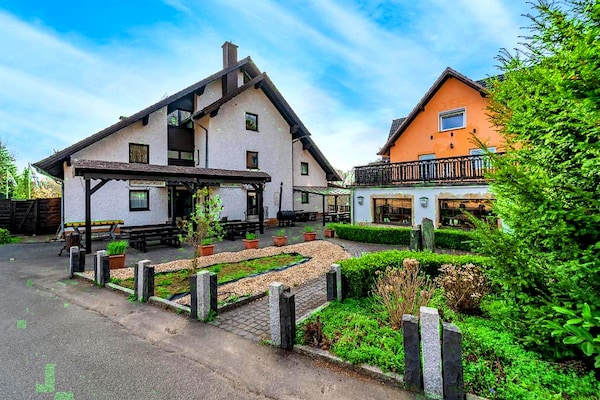 Tweepersoonskamer met balkon in landelijk hotel Heiderhof, Westerwald - thumbnail 1