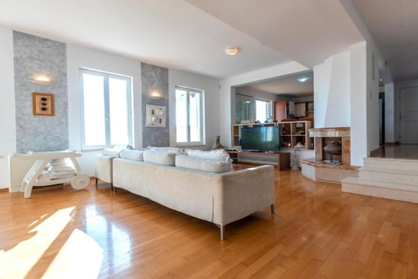 Spacious Villa Radevenjić With Outdoor Pool - Seven Bedroom Villa With Outdoor Pool - Omiš