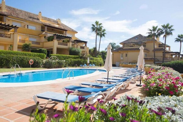 Luxe zeezicht appartement Marbella met verwarmd zwembad en golf ligging - thumbnail 1