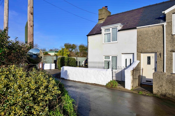 Penrhos Sea Cottage - thumbnail 1