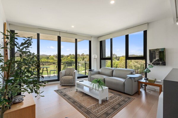 Stijlvol appartement met 2 slaapkamers, balkon en uitzicht op Mount Ainslie - thumbnail 3