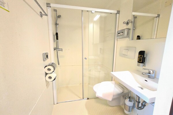 Knusse hotelkamer met balkon in het bos bij Koblenz - thumbnail 5