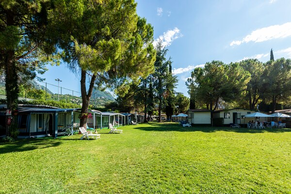 Moderne stacaravan voor 5 op camping Toscolano, vlakbij het Gardameer - thumbnail 4