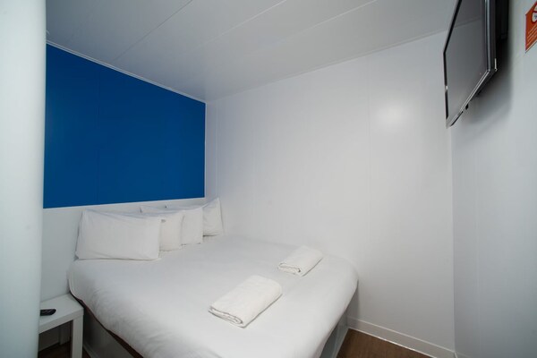 Compacte tweepersoonskamer bij Luton Airport en station - thumbnail 5