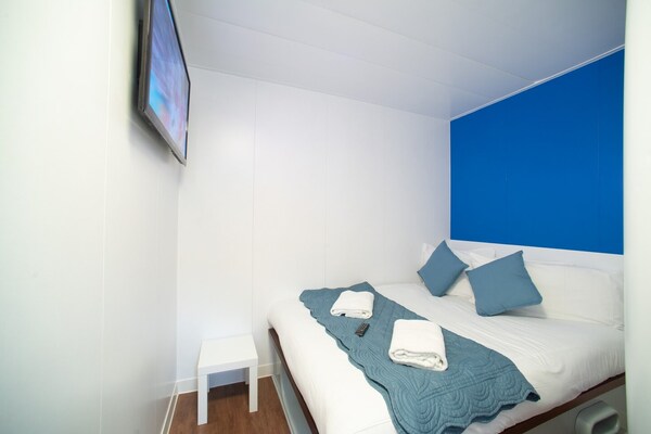 Compacte tweepersoonskamer bij Luton Airport en station - thumbnail 6