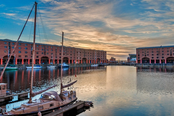 The Houseboat, Liverpool Marina - thumbnail 1