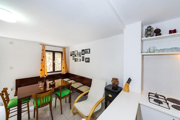 Sfeervol Appartement Cvita nabij Strand in Murter voor 6 Personen - thumbnail 1