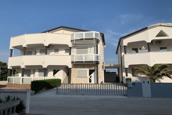 Appartement Lavaran 3: Zeezicht & strand op 130 meter in Vir, Dalmatië - thumbnail 1