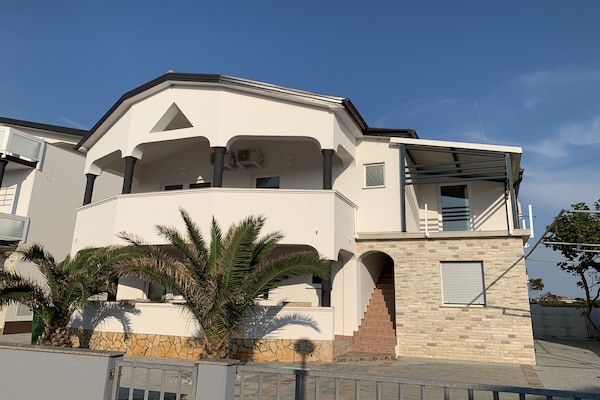 2-persoons appartement aan het strand in Vir - thumbnail 1