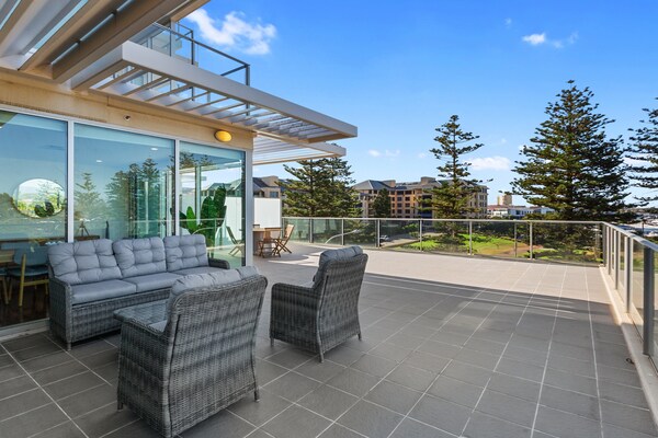 Ruim appartement in Glenelg met privéterras en jachthavizicht - thumbnail 3