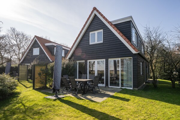 Villa Mienterbos-Duinglop: Luxe familievilla met lift op Texel - thumbnail 1