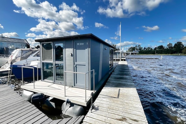 Golfzicht: modern vakantiehuis direct aan het water van Uitgeest - thumbnail 1