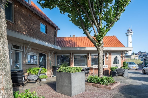 Romantisch vakantiehuis La Chatelaine 1 in hartje Egmond aan Zee - thumbnail 1