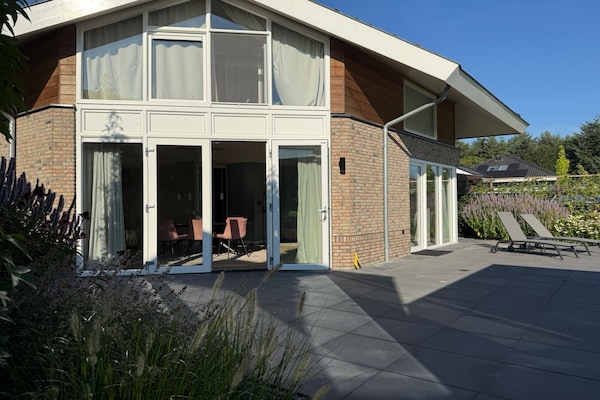 Wellnessvilla Torenvalk: privéstrand, sauna en jacuzzi aan recreatiemeer - thumbnail 1