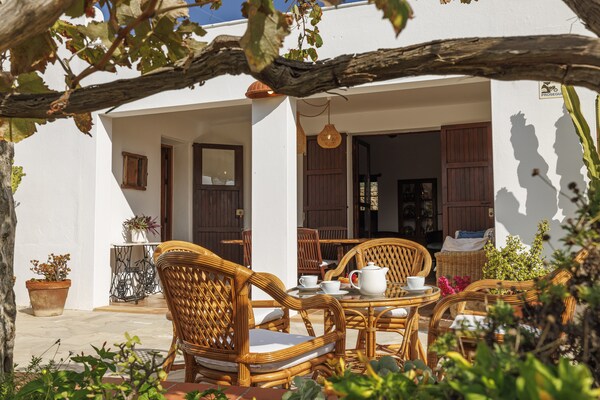 Authentieke Ibiziaanse villa met privézwembad en weids valleizicht in Benimussa - thumbnail 5