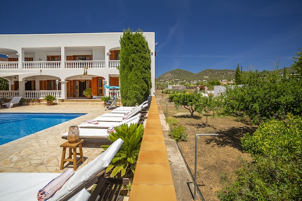 Ruime villa met privézwembad voor 12 personen nabij de stranden van Ibiza - thumbnail 2