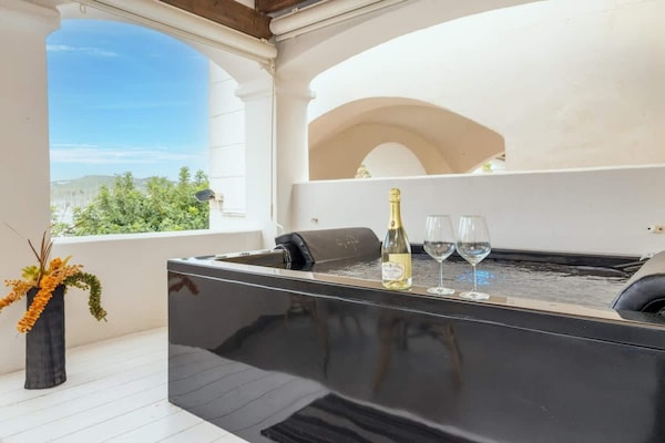 Stijlvol appartement met zeezicht, jacuzzi en 2 badkamers in Santa Teresa Gallura - thumbnail 2