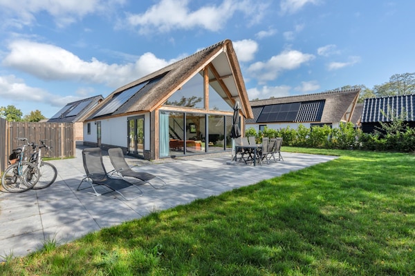 Luxe rietgedekte boerderij aan vijver met airconditioning in Baarle-Nassau - thumbnail 1