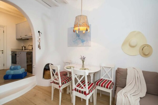 Stijlvol appartement bij Ornos met zwembad en uitzicht op zee - thumbnail 3