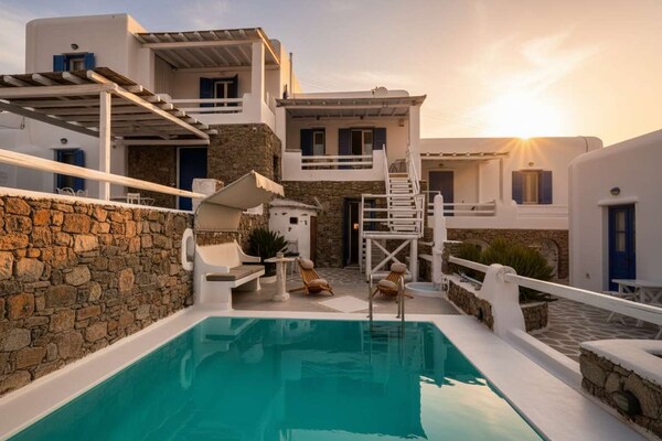 Elegante villa met privézwembad en panoramisch zeezicht bij Panormos Bay - thumbnail 1