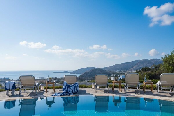 Luxe villa met privézwembad en panoramisch uitzicht op zee en bergen in Kalathos - thumbnail 2