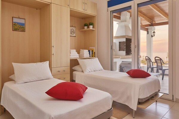 Luxe villa met privézwembad en panoramisch uitzicht op zee en bergen in Kalathos - thumbnail 6