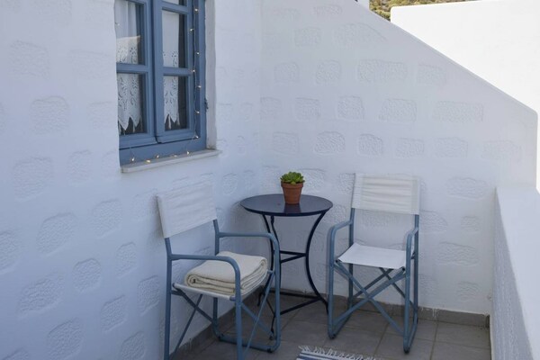 Studio aan zee in Grikos, Patmos – privéterras op steenworp van het strand - thumbnail 4