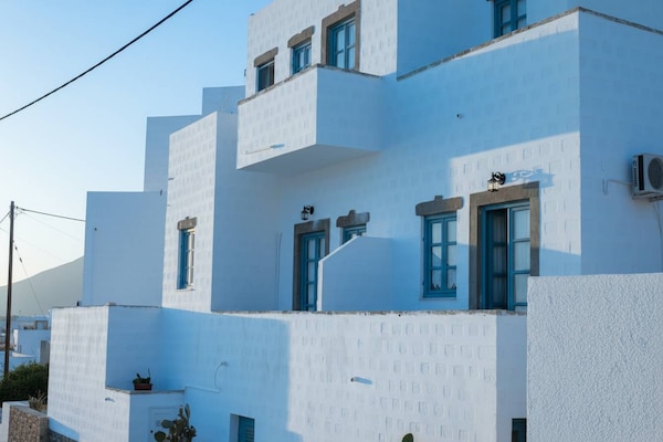 Authentiek appartement met dakterras & jacuzzi in Grikos, Patmos - thumbnail 1