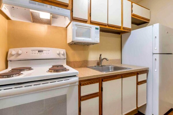Ruim Studio Appartement met Keuken in Carmel – Dichtbij Indianapolis - thumbnail 3
