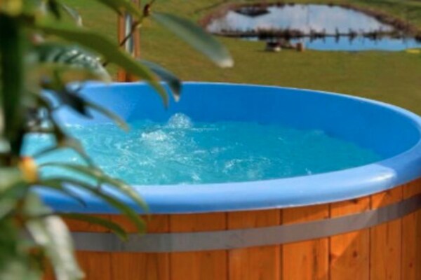 Modern vakantiehuis met privé jacuzzi aan het meer in Kasjoebië - thumbnail 4