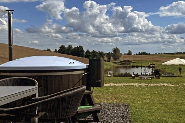 Modern vakantiehuis met privé jacuzzi aan het meer in Kasjoebië - thumbnail 3