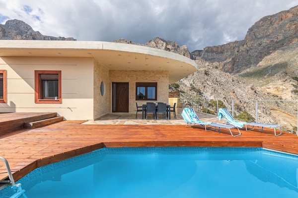 Villa Emmanuela met panoramisch zeezicht en dakterraszwembad in Tris Ekklisies - thumbnail 1