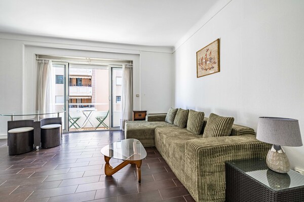 Licht appartement met balkon op loopafstand van strand en Palais des Festivals - thumbnail 1