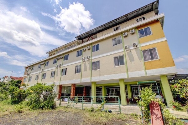 Luxury Deluxe Dbl Retreat W/ Free Wifi And Parking - Surakarta