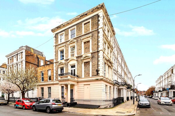 Licht appartement op 3 minuten van metro West Kensington - thumbnail 1