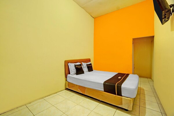 Knusse standaard kamer voor 2 in Surabaya met WiFi & parkeren - thumbnail 3