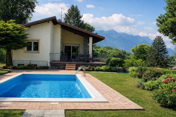 4-persoons villa met privézwembad in centrum Brezzo di Bedero - thumbnail 1