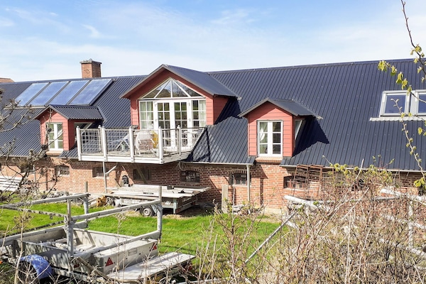 Sfeervol vakantiehuis op historisch erf met uitzicht op Hjarbæk Fjord - thumbnail 1