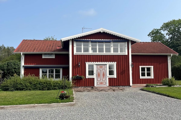 Authentiek Zweedse boerderij uit 1700 bij golfbaan en Mälarenmeer - thumbnail 1