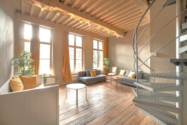 Ruim 4-persoons duplexappartement op levendig plein in Antwerpen - thumbnail 2