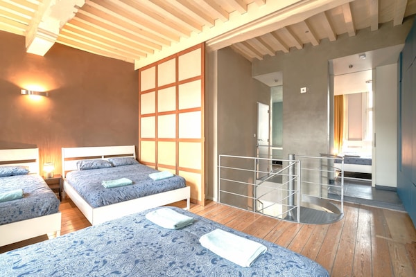 Ruim 4-persoons duplexappartement op levendig plein in Antwerpen - thumbnail 5