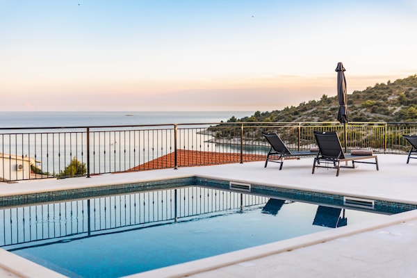 Villa La Fortezza: Luxe aan de Adriatische kust met privézwembad en zeezicht - thumbnail 1