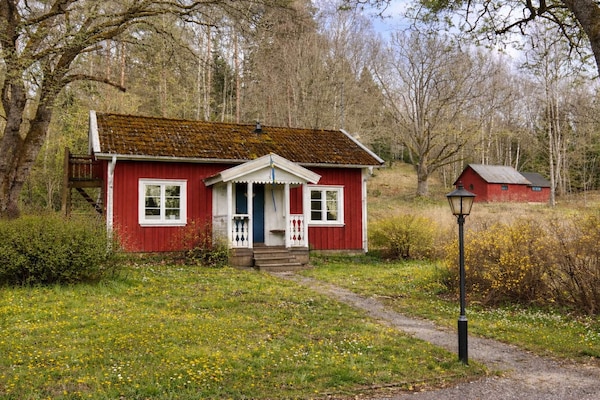 Sfeervol vakantiehuis in Sandhem vlakbij Lake Stråken - thumbnail 1
