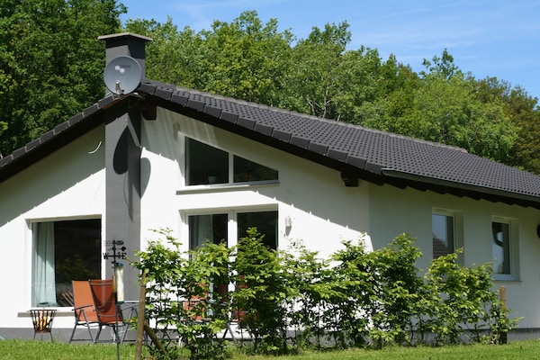 Vrijstaande 6-persoons bungalow met tuin in vakantiepark Hinterhausen bij Gerolstein - thumbnail 1
