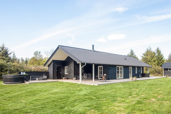 Modern vrijstaand huis met sauna, hottub en laadpaal nabij kust Brovst - thumbnail 1