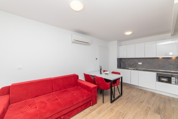 Modern appartement aan zee in Gradac, op 100 meter van het strand - thumbnail 1
