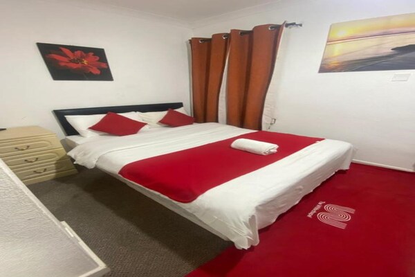 Compacte eenpersoonskamer met gedeelde badkamer in Ilford, vlakbij Londen - thumbnail 4