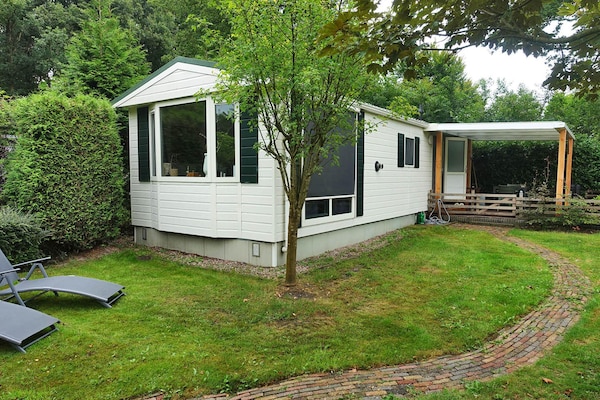Knus chalet met besloten tuin tegenover vakantiepark Rheezerveen - thumbnail 1