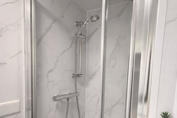Compacte duplex studio met mezzanine in West Kensington, vlak bij metro - thumbnail 5