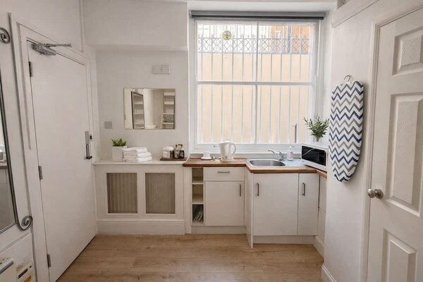 Compacte duplex studio met mezzanine in West Kensington, vlak bij metro - thumbnail 2